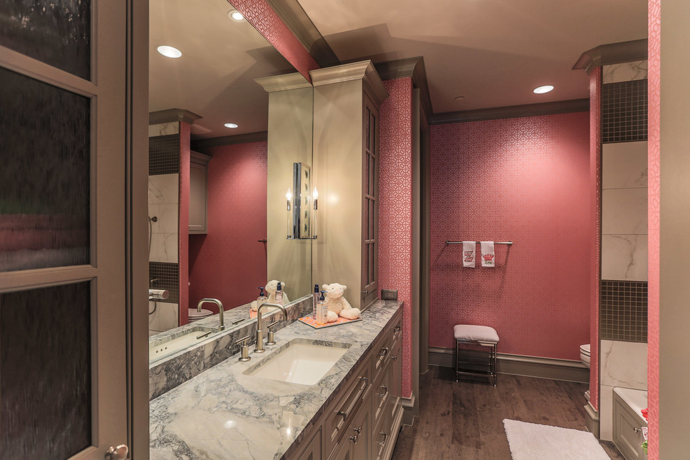Idee per una stanza da bagno per bambini design con lavabo sottopiano, ante con riquadro incassato, ante beige, piastrelle marroni, pareti rosa e parquet scuro