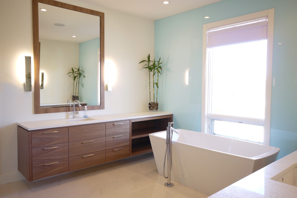Exemple d'une grande douche en alcôve principale moderne en bois brun avec un lavabo encastré, un placard à porte plane, un plan de toilette en quartz modifié, une baignoire indépendante, WC à poser, un carrelage gris, un mur blanc et un sol en carrelage de porcelaine.