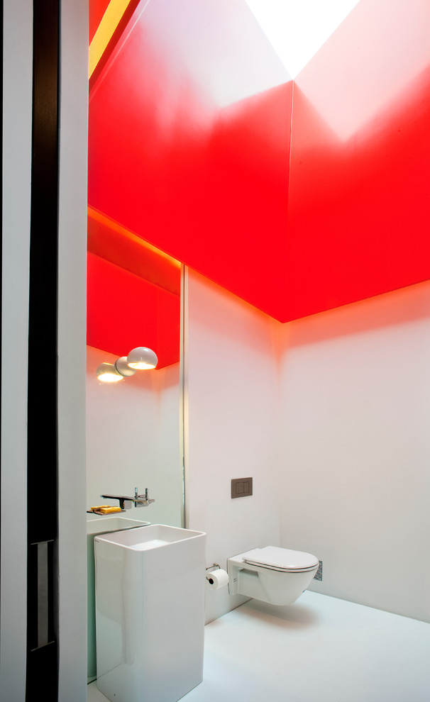 Foto på ett funkis badrum, med ett integrerad handfat