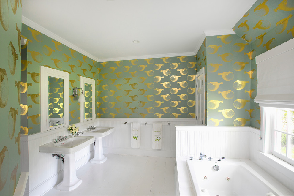 Idee per una grande stanza da bagno padronale costiera con lavabo a colonna, vasca da incasso, pareti multicolore e pavimento in legno verniciato