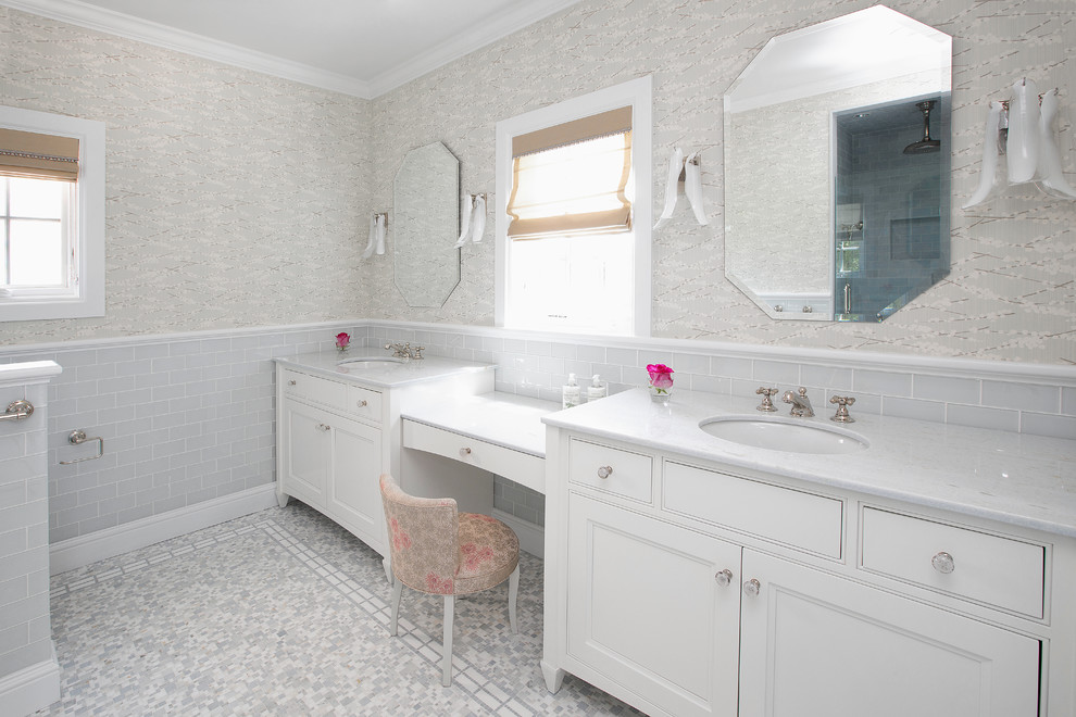 На фото: большая главная ванная комната в морском стиле с врезной раковиной, фасадами с декоративным кантом, белыми фасадами, мраморной столешницей, серой плиткой, плиткой кабанчик, полом из мозаичной плитки и разноцветными стенами