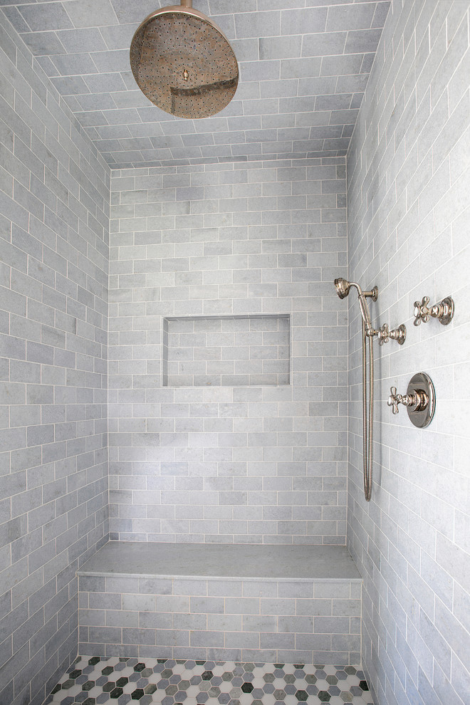 Пример оригинального дизайна: большая главная ванная комната в морском стиле с врезной раковиной, фасадами в стиле шейкер, белыми фасадами, мраморной столешницей, накладной ванной, двойным душем, унитазом-моноблоком, плиткой кабанчик и полом из мозаичной плитки