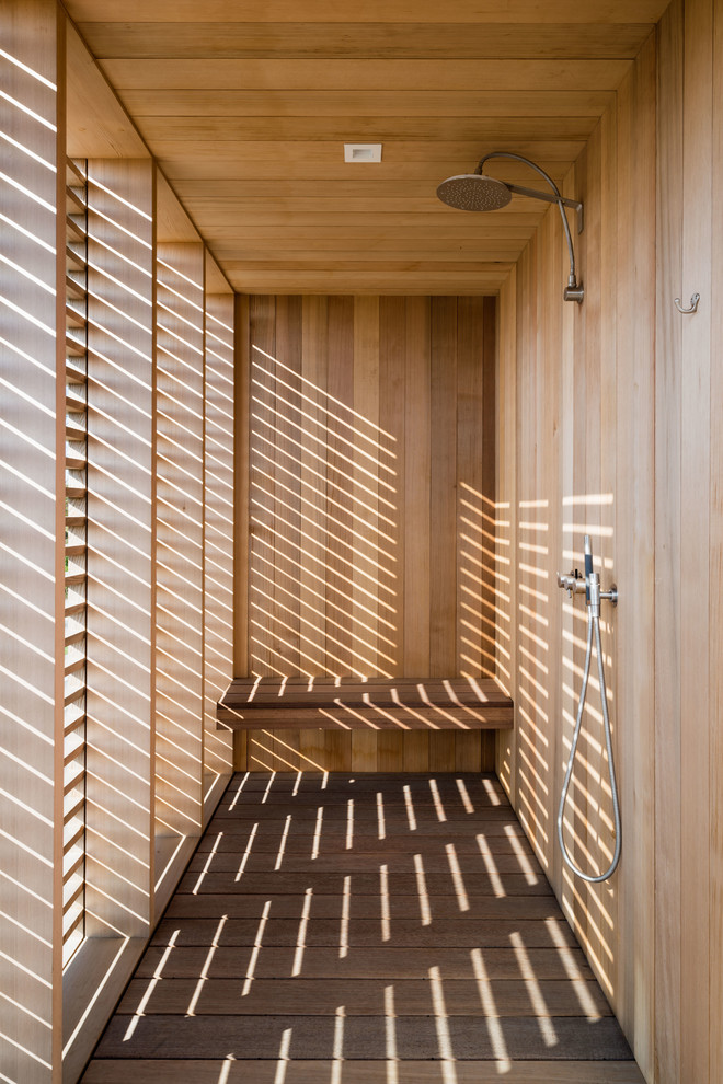 Mittelgroßes Modernes Badezimmer mit dunklem Holzboden in New York