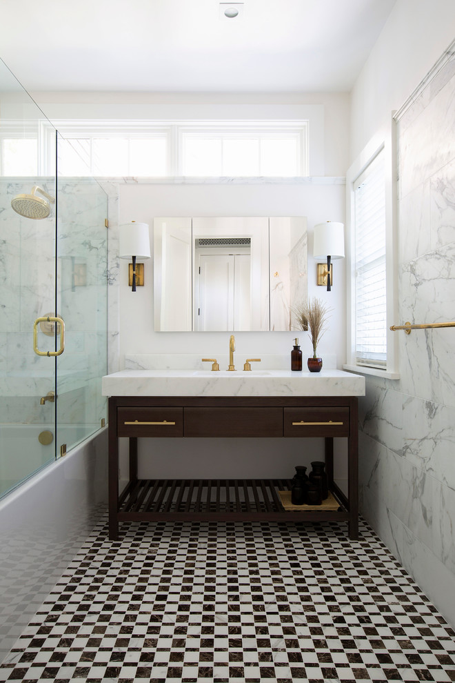 Пример оригинального дизайна: ванная комната в стиле неоклассика (современная классика) с темными деревянными фасадами, душем над ванной, белой плиткой, белыми стенами, душем с распашными дверями, окном и плоскими фасадами