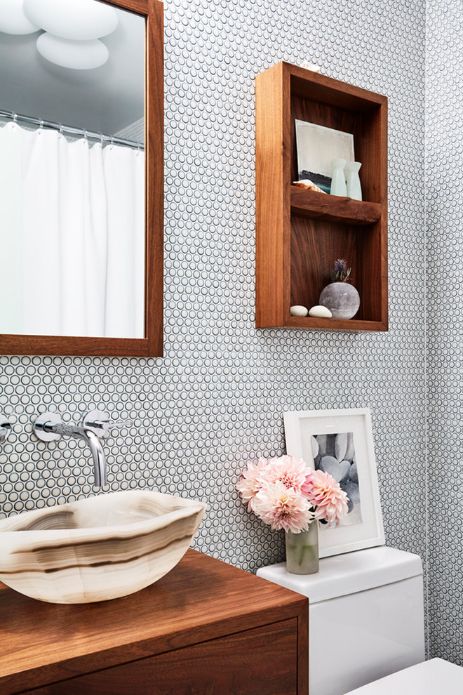 ニューヨークにあるコンテンポラリースタイルのおしゃれな浴室 (フラットパネル扉のキャビネット、中間色木目調キャビネット、白い壁、ベッセル式洗面器、木製洗面台、ブラウンの洗面カウンター) の写真