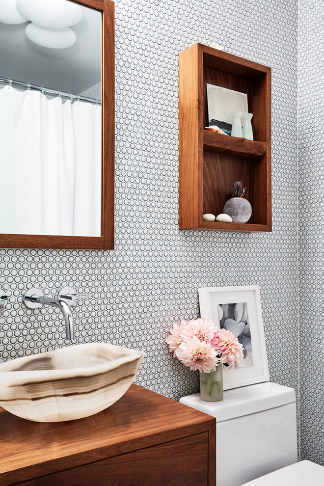 Diseño de cuarto de baño contemporáneo con armarios con paneles lisos, puertas de armario de madera oscura, paredes blancas, lavabo sobreencimera, encimera de madera y encimeras marrones