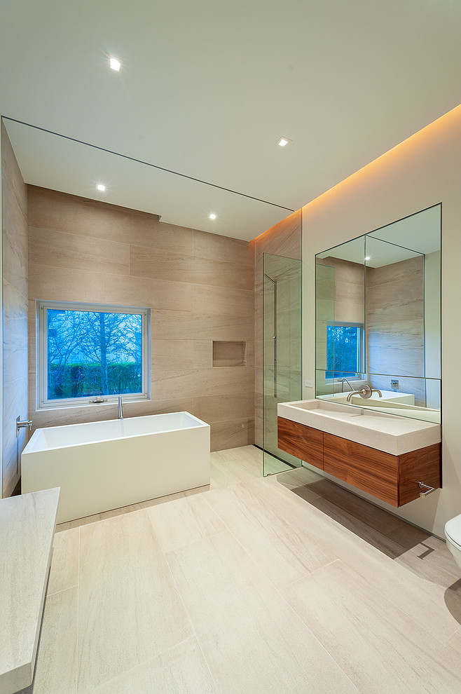Idee per una stanza da bagno padronale minimal con piastrelle grigie, piastrelle di pietra calcarea, pareti beige, pavimento in pietra calcarea e pavimento grigio