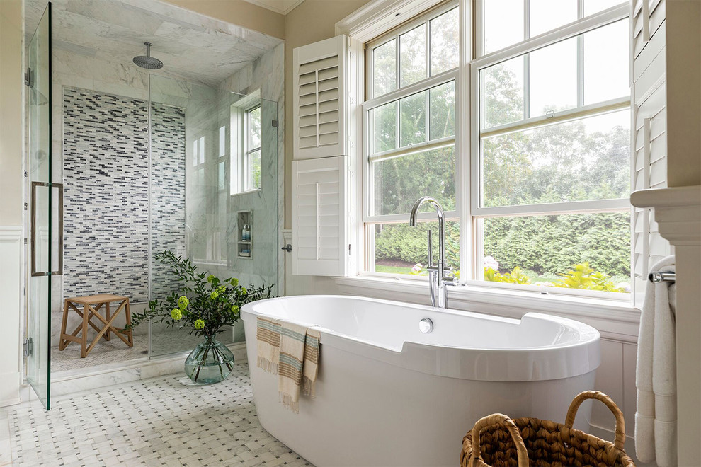 На фото: главная ванная комната в морском стиле с отдельно стоящей ванной, душем в нише, разноцветной плиткой, удлиненной плиткой, бежевыми стенами, разноцветным полом, душем с распашными дверями и окном с