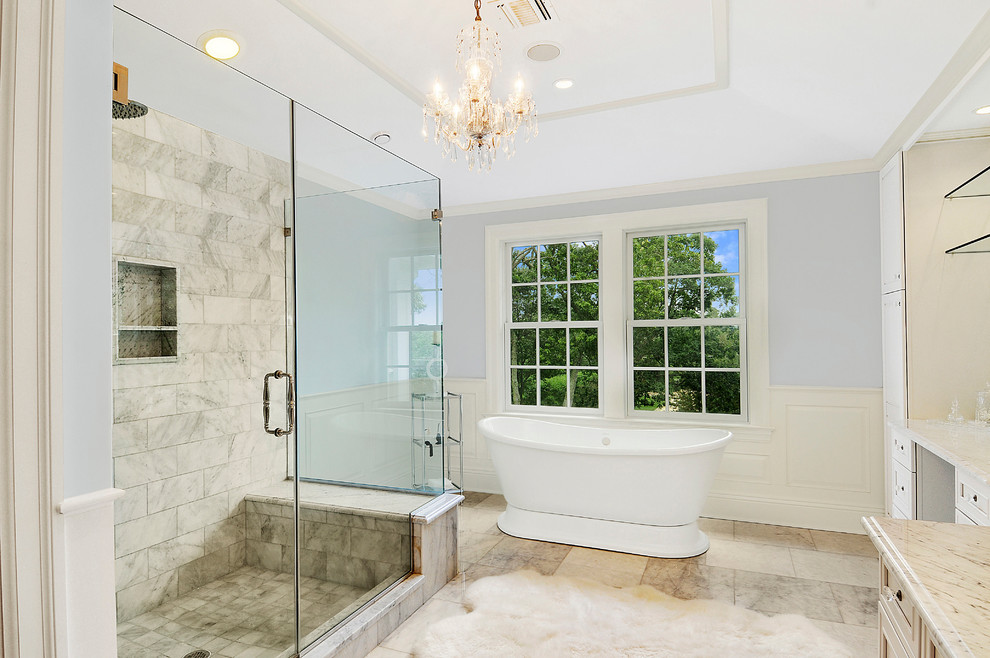 Exempel på ett stort modernt en-suite badrum, med luckor med infälld panel, beige skåp, ett fristående badkar, en hörndusch, grå kakel, blå väggar, marmorgolv, bänkskiva i kvarts, grått golv och dusch med gångjärnsdörr