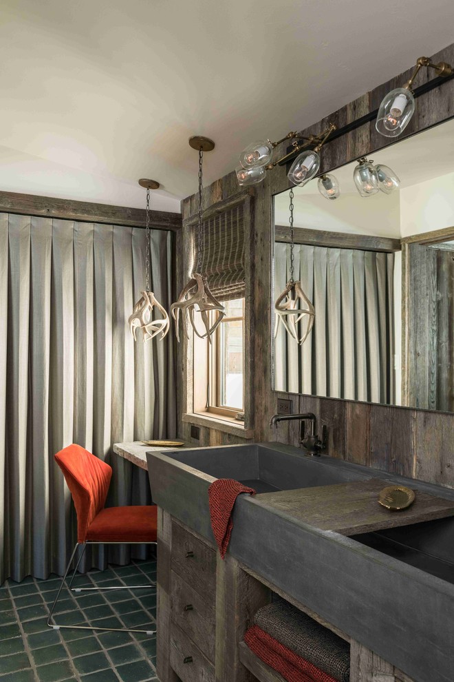 На фото: ванная комната в стиле рустика с плоскими фасадами, темными деревянными фасадами, коричневыми стенами, раковиной с несколькими смесителями и зеленым полом с