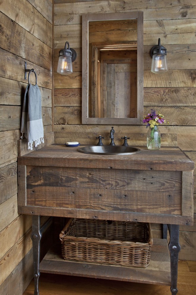 Réalisation d'une salle de bain chalet en bois foncé avec un mur marron, un lavabo posé, un plan de toilette en bois, un sol marron, un plan de toilette marron, un sol en bois brun et un placard avec porte à panneau encastré.