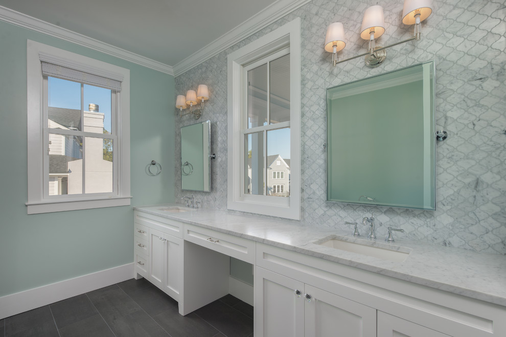 Стильный дизайн: главная ванная комната среднего размера в стиле неоклассика (современная классика) с фасадами в стиле шейкер, белыми фасадами, разноцветной плиткой, мраморной плиткой, зелеными стенами, врезной раковиной, столешницей из кварцита и белой столешницей - последний тренд