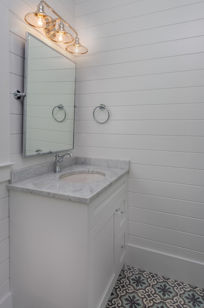 Inspiration för ett litet funkis vit vitt badrum med dusch, med skåp i shakerstil, vita skåp, klinkergolv i keramik, bänkskiva i kvartsit och flerfärgat golv