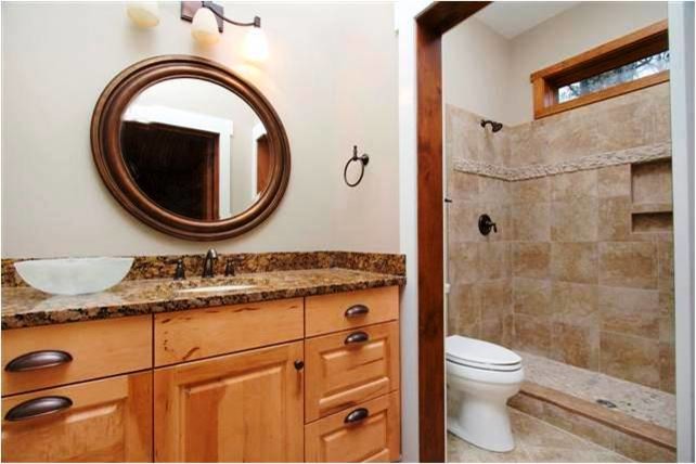 Bild på ett mellanstort vintage badrum med dusch, med ett nedsänkt handfat, skåp i ljust trä, granitbänkskiva, en öppen dusch, en toalettstol med hel cisternkåpa, beige kakel, beige väggar och klinkergolv i keramik