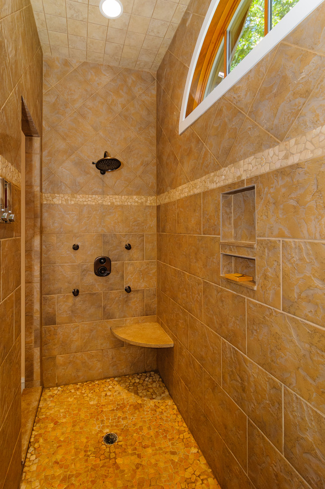 Idee per una grande stanza da bagno padronale rustica con lavabo a bacinella, ante in legno chiaro, top in granito, vasca freestanding, doccia doppia, WC monopezzo, piastrelle beige e pareti bianche