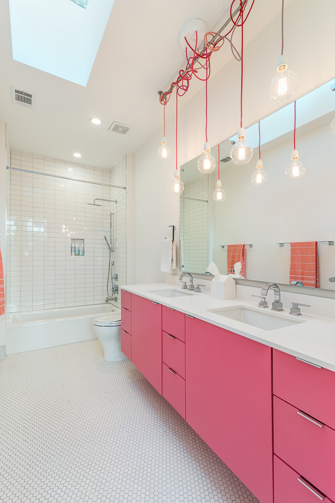 Foto på ett funkis vit badrum för barn, med släta luckor, ett badkar i en alkov, en dusch/badkar-kombination, vit kakel, vita väggar, ett undermonterad handfat och vitt golv