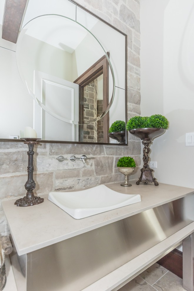 Imagen de cuarto de baño tradicional con lavabo sobreencimera, baldosas y/o azulejos de piedra y paredes blancas
