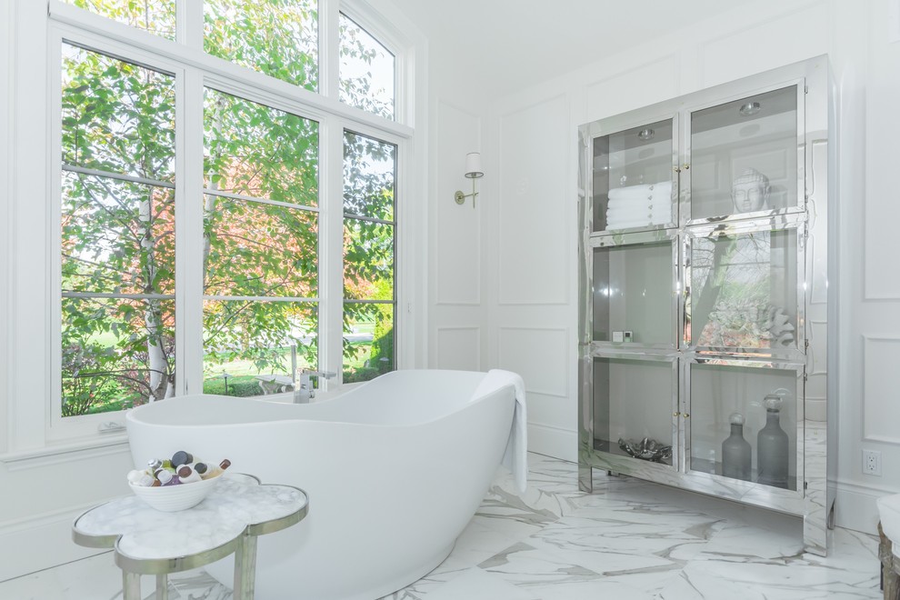 Esempio di un'ampia stanza da bagno padronale tradizionale con vasca freestanding, piastrelle bianche, piastrelle in gres porcellanato, pareti bianche e pavimento in gres porcellanato