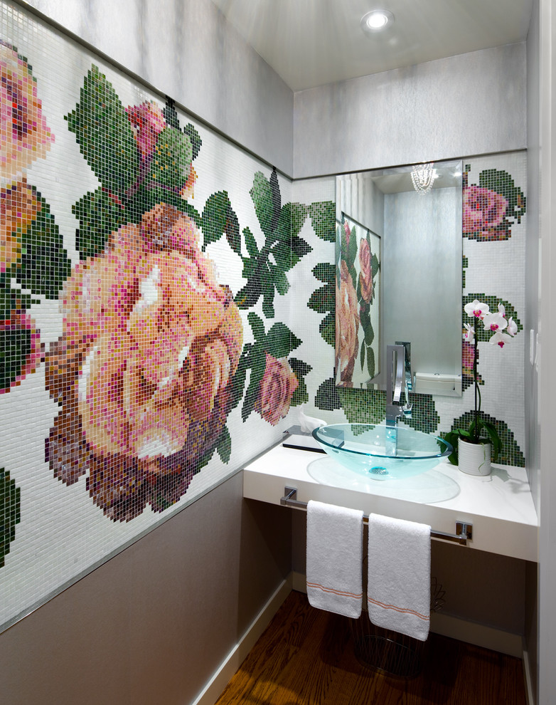 На фото: ванная комната в современном стиле с настольной раковиной, плиткой мозаикой и разноцветными стенами с
