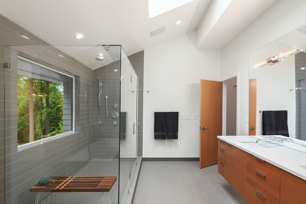 Idées déco pour une salle de bain principale contemporaine en bois brun avec une douche double, un mur blanc, un lavabo encastré, un sol gris, une cabine de douche à porte battante et un placard à porte plane.