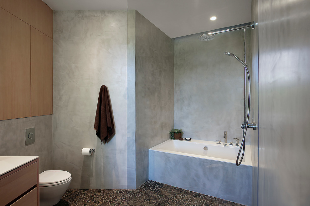 Exempel på ett stort retro en-suite badrum, med släta luckor, skåp i ljust trä, ett badkar i en alkov, en dusch/badkar-kombination, grå väggar, klinkergolv i småsten, ett undermonterad handfat och bänkskiva i kvartsit