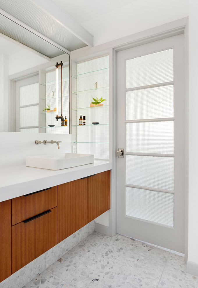 Idéer för att renovera ett retro vit vitt en-suite badrum, med släta luckor, skåp i mellenmörkt trä, vita väggar, terrazzogolv, ett fristående handfat, bänkskiva i kvarts och vitt golv