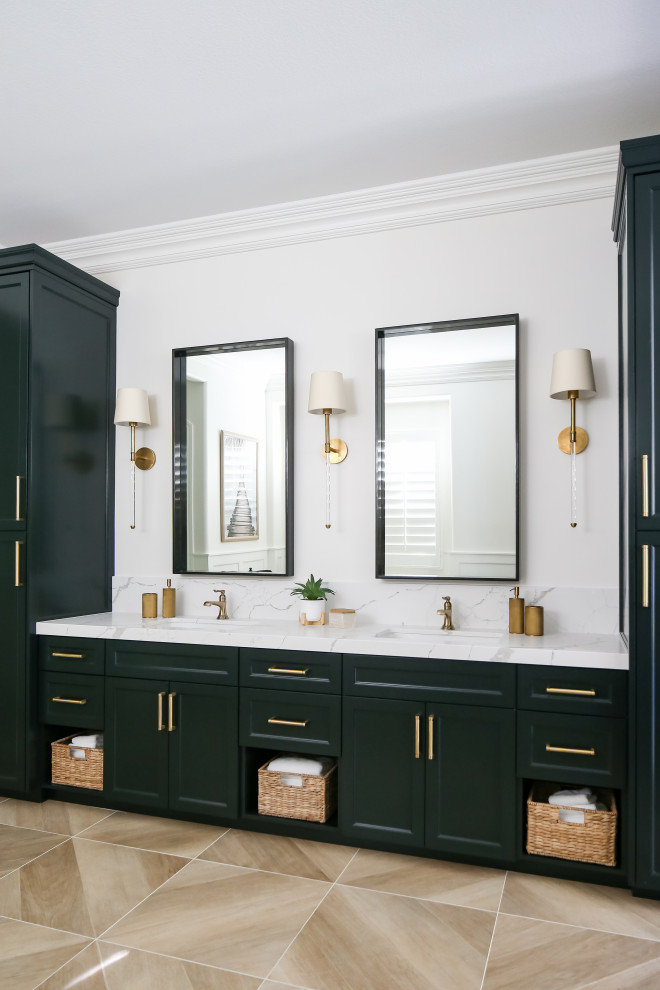Klassisches Badezimmer mit grünen Schränken, Marmor-Waschbecken/Waschtisch, Schrankfronten im Shaker-Stil, beigem Boden und bunter Waschtischplatte in Orange County
