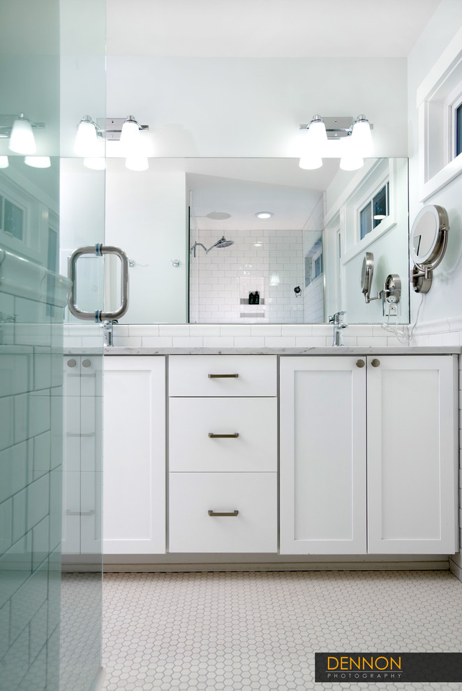 Modelo de cuarto de baño principal bohemio de tamaño medio con armarios estilo shaker, puertas de armario blancas y encimera de mármol