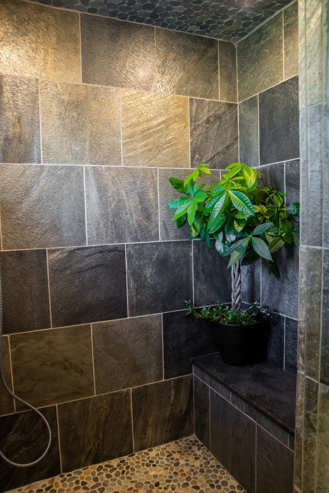 Ejemplo de cuarto de baño principal actual grande con ducha esquinera, paredes multicolor, suelo de baldosas tipo guijarro, suelo multicolor y banco de ducha