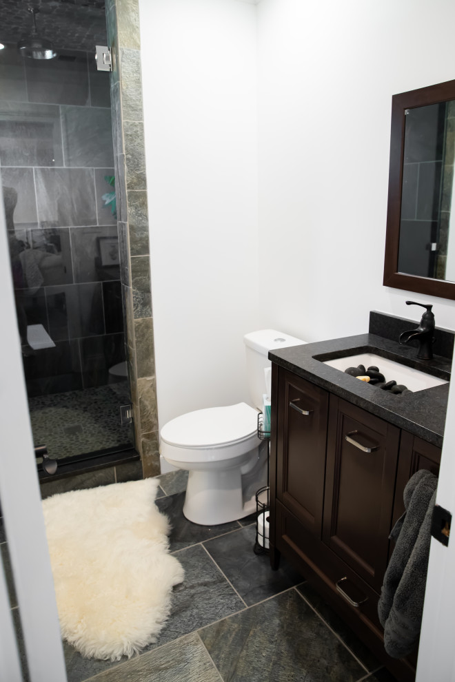 Источник вдохновения для домашнего уюта: большая главная ванная комната в современном стиле с темными деревянными фасадами и встроенной тумбой