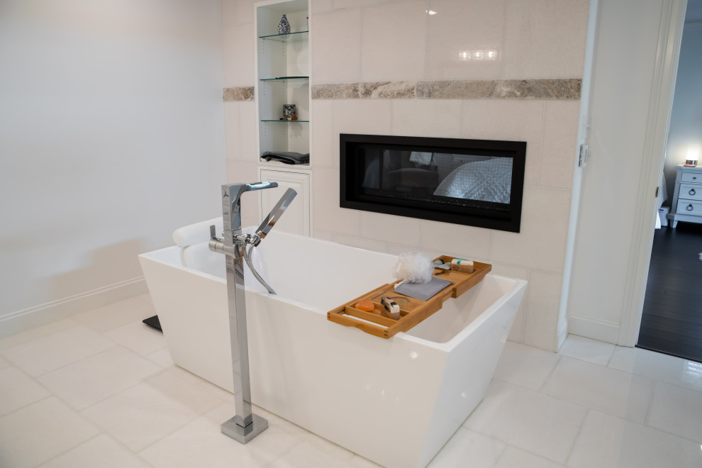 Modelo de cuarto de baño principal actual grande con bañera exenta, paredes blancas, suelo de baldosas de cerámica y suelo blanco