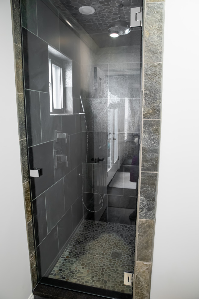 Свежая идея для дизайна: большая главная ванная комната в современном стиле с душем в нише, полом из галечной плитки и душем с распашными дверями - отличное фото интерьера