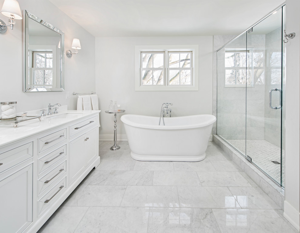Свежая идея для дизайна: ванная комната среднего размера в классическом стиле с фасадами в стиле шейкер, белыми фасадами, отдельно стоящей ванной, открытым душем, белой плиткой, керамогранитной плиткой, белыми стенами, полом из керамогранита, врезной раковиной и мраморной столешницей - отличное фото интерьера