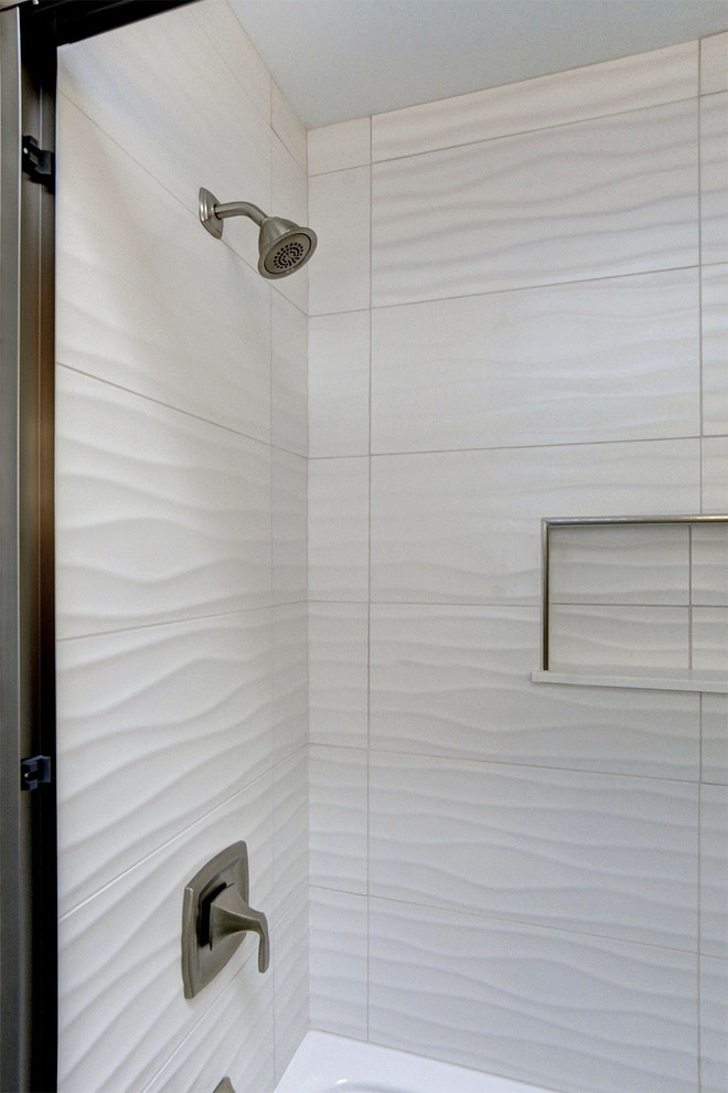 Modelo de cuarto de baño infantil clásico renovado de tamaño medio con armarios estilo shaker, puertas de armario blancas, bañera empotrada, combinación de ducha y bañera, sanitario de dos piezas, baldosas y/o azulejos blancos, baldosas y/o azulejos de porcelana, paredes grises, suelo de baldosas de porcelana, lavabo bajoencimera, encimera de cuarzo compacto, suelo gris, ducha con puerta corredera y encimeras beige