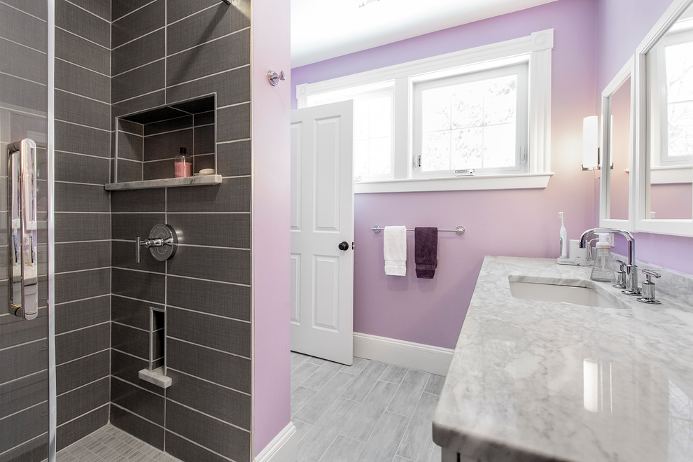 Пример оригинального дизайна: главная ванная комната среднего размера в стиле неоклассика (современная классика) с накладной раковиной, мраморной столешницей, душем в нише, серой плиткой, фиолетовыми стенами и полом из керамогранита