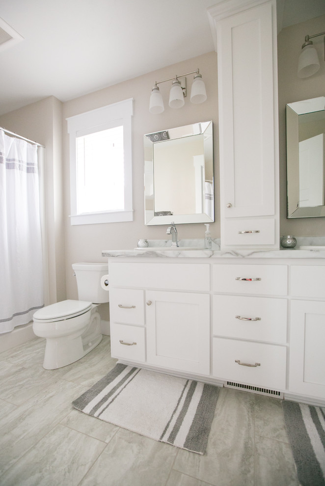 Идея дизайна: главная ванная комната в стиле кантри с плоскими фасадами, белыми фасадами, серой плиткой, серыми стенами, полом из винила, ванной в нише, душем над ванной и шторкой для ванной