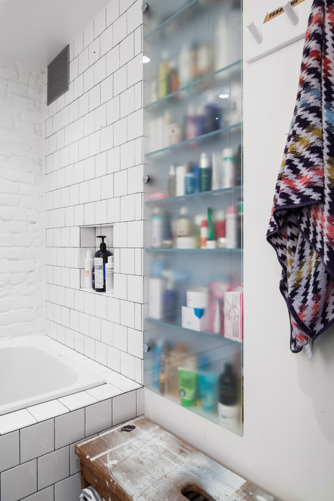 Modernes Badezimmer mit Glasfronten, Einbaubadewanne, Duschbadewanne, weißer Wandfarbe und offener Dusche in New York