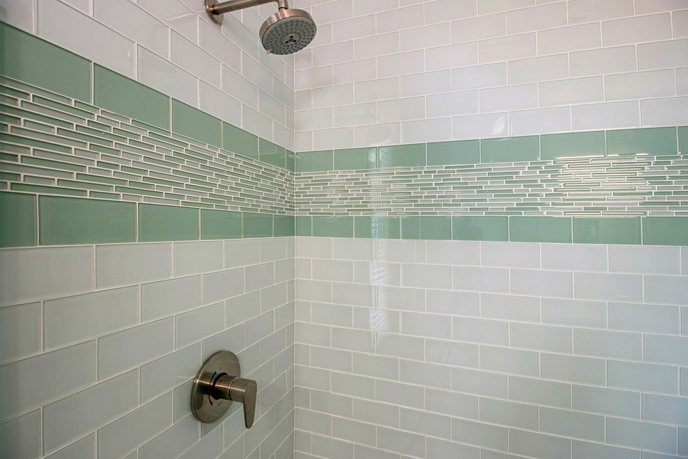 Kleines Klassisches Kinderbad mit profilierten Schrankfronten, hellbraunen Holzschränken, offener Dusche, Toilette mit Aufsatzspülkasten, weißen Fliesen, Glasfliesen, grüner Wandfarbe, Keramikboden, Unterbauwaschbecken und Quarzit-Waschtisch in San Diego