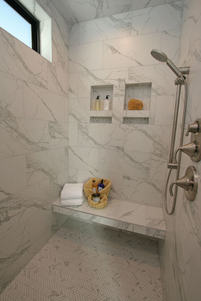 Exempel på ett mellanstort klassiskt en-suite badrum, med skåp i shakerstil, svarta skåp, en dusch i en alkov, en toalettstol med separat cisternkåpa, vit kakel, porslinskakel, grå väggar, klinkergolv i porslin, ett undermonterad handfat, bänkskiva i kvarts, grått golv och dusch med gångjärnsdörr