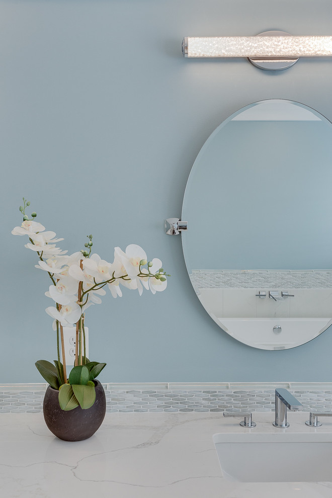 Идея дизайна: большая главная ванная комната в современном стиле с фасадами в стиле шейкер, белыми фасадами, отдельно стоящей ванной, душем в нише, разноцветной плиткой, плиткой мозаикой, синими стенами, полом из цементной плитки, врезной раковиной, белым полом, душем с распашными дверями и белой столешницей