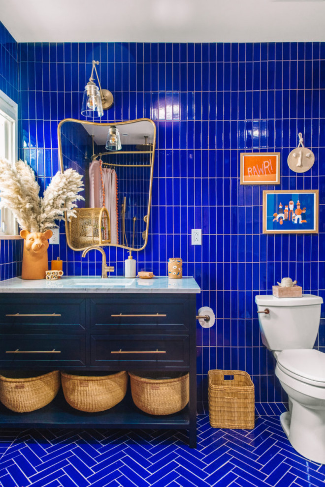 Источник вдохновения для домашнего уюта: большая детская ванная комната в стиле фьюжн с синими фасадами, ванной на ножках, душем над ванной, синей плиткой, керамической плиткой, синими стенами, полом из керамической плитки, врезной раковиной, синим полом, шторкой для ванной и белой столешницей