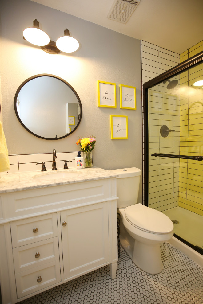 На фото: маленькая детская ванная комната в стиле лофт с фасадами с выступающей филенкой, белыми фасадами, желтой плиткой, керамической плиткой, серыми стенами, полом из керамической плитки, врезной раковиной, белым полом, душем с распашными дверями, разноцветной столешницей, тумбой под одну раковину и напольной тумбой для на участке и в саду