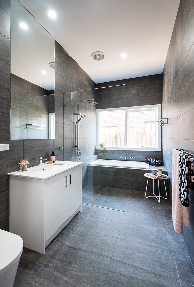 Idéer för ett stort modernt en-suite badrum, med släta luckor, vita skåp, ett badkar i en alkov, en kantlös dusch, keramikplattor, grå väggar, klinkergolv i keramik, ett undermonterad handfat, granitbänkskiva, grått golv och med dusch som är öppen