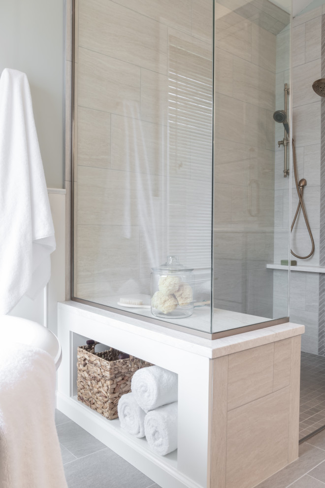 Bild på ett stort vintage vit vitt en-suite badrum, med möbel-liknande, grå skåp, ett fristående badkar, en kantlös dusch, grå kakel, keramikplattor, grå väggar, klinkergolv i keramik, ett undermonterad handfat, bänkskiva i kvarts, grått golv och dusch med gångjärnsdörr
