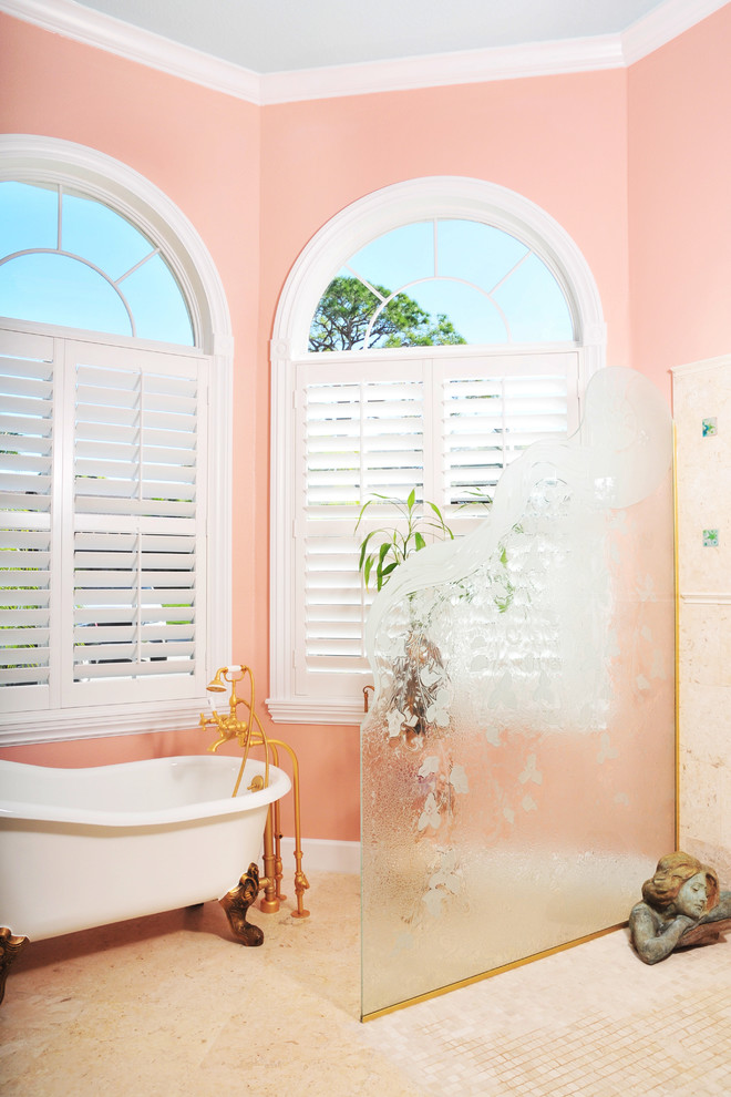 Cette image montre une salle de bain principale traditionnelle de taille moyenne avec un mur rose, un lavabo encastré, une baignoire sur pieds, un placard en trompe-l'oeil, des portes de placard blanches et un plan de toilette en quartz.