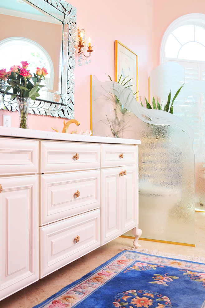 タンパにある中くらいなトラディショナルスタイルのおしゃれなマスターバスルーム (家具調キャビネット、白いキャビネット、猫足バスタブ、ピンクの壁、アンダーカウンター洗面器、珪岩の洗面台) の写真