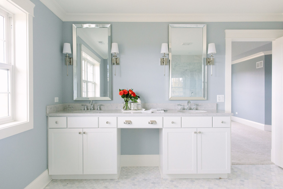Idées déco pour une douche en alcôve principale classique avec un placard à porte shaker, des portes de placard blanches, une baignoire en alcôve, un mur bleu, un sol en marbre et un lavabo encastré.