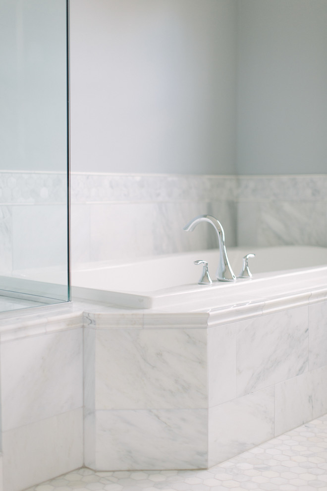 Inspiration pour une douche en alcôve principale traditionnelle avec un placard à porte shaker, des portes de placard blanches, une baignoire en alcôve, un mur bleu, un sol en marbre et un lavabo encastré.