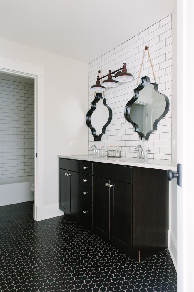 Klassisk inredning av ett mellanstort en-suite badrum, med skåp i shakerstil, svarta skåp, vit kakel, tunnelbanekakel, vita väggar, klinkergolv i keramik och ett undermonterad handfat