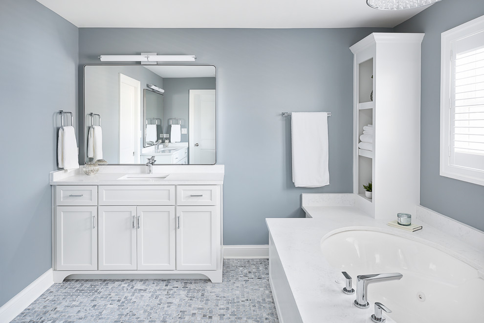 Idéer för ett stort modernt vit en-suite badrum, med skåp i shakerstil, vita skåp, ett undermonterat badkar, en hörndusch, vit kakel, keramikplattor, blå väggar, marmorgolv, ett undermonterad handfat, bänkskiva i kvarts, grått golv och dusch med gångjärnsdörr